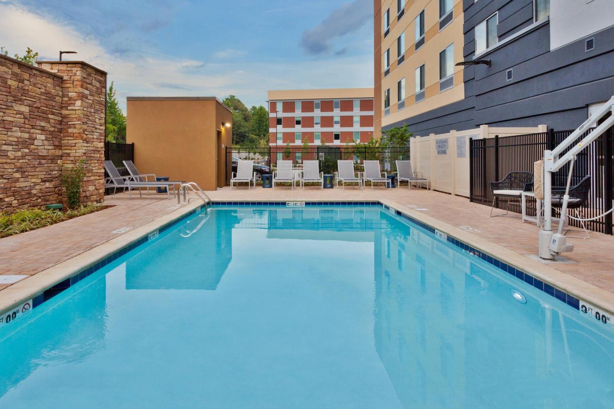 Fairfield & By Marriott Colonnade Hotel